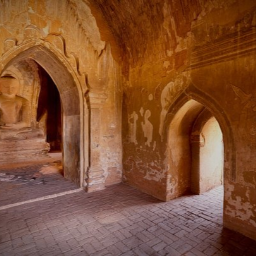 Bagan - Khayiminga temple interior